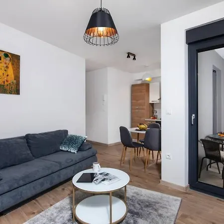 Apartment Modern With Balcony & Private Parking 5 Min From Amphitheater