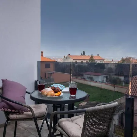 Modern With Balcony & Private Parking 5 Min From Amphitheater Apartment Pula