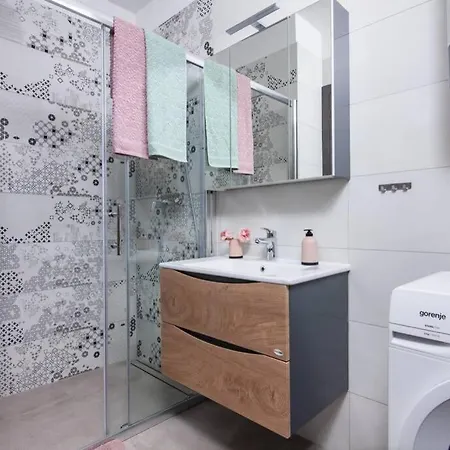 Apartment Modern With Balcony & Private Parking 5 Min From Amphitheater