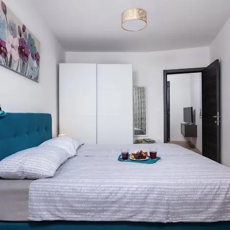 Modern With Balcony & Private Parking 5 Min From Amphitheater * Pula