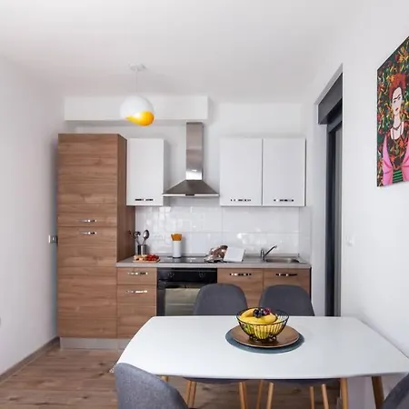 Apartment Modern With Balcony & Private Parking 5 Min From Amphitheater