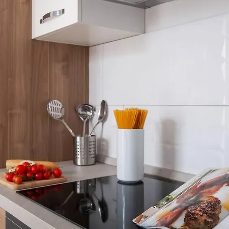 Modern With Balcony & Private Parking 5 Min From Amphitheater Apartment