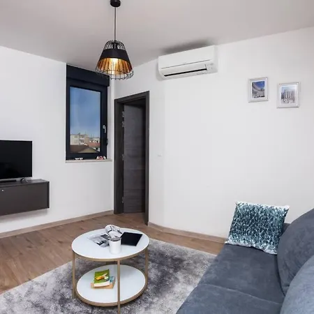 Modern With Balcony & Private Parking 5 Min From Amphitheater Pula